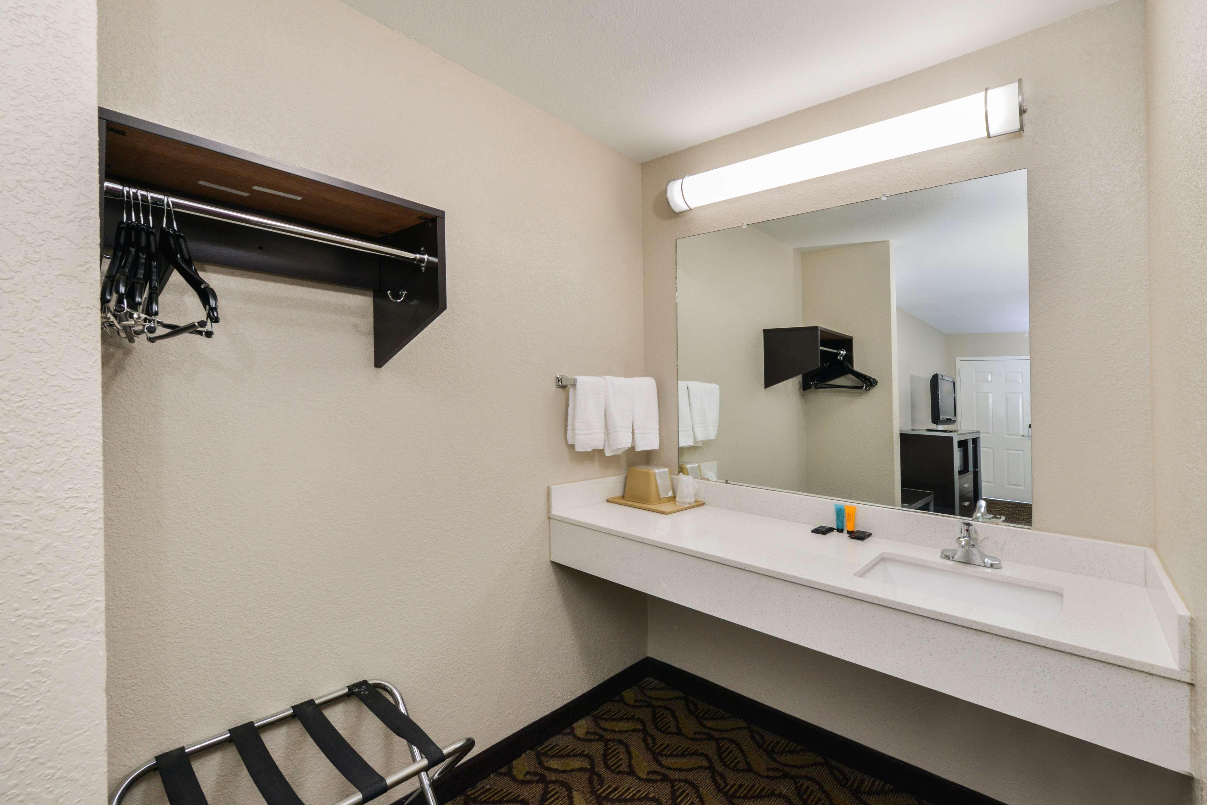 Americas Best Value Inn Pasadena Bagian luar foto